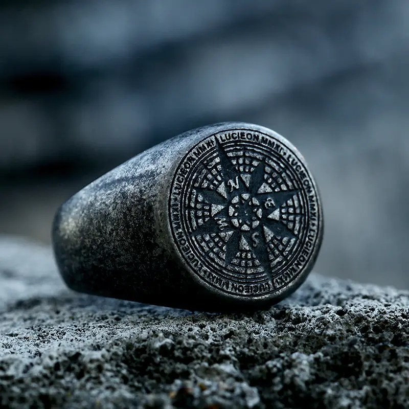 Gioielli vichinghi regali anello con sigillo celtico nero argento Vintage anello con bussola inciso personalizzato da uomo in acciaio inossidabile