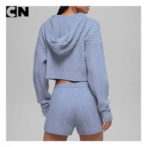 Fabricante de Suéteres con Certificación BSCI, Diseño Personalizado con Logotipo, Conjunto de 2 Piezas de Suéter con Capucha y Pantalones Cortos de Punto Trenzado de Poliéster y Nailon para Mujer - Product Image 3