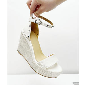 Piattaforma 2024 estate <span class=keywords><strong>donna</strong></span> zeppe personalizzate con tacco paglia in metallo rivetto cinturino Peep Toe tacchi alti sandali per le signore - Product Image 5