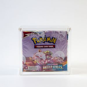 Boîte de présentation transparente en acrylique moderne FX avec propriétés magnétiques pour le rangement des cartes Pokémon - Product Image 1