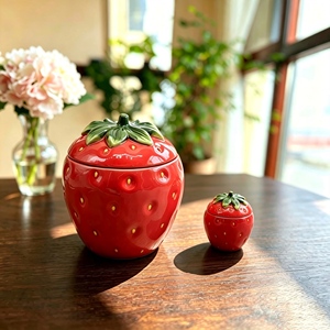 Ensemble <span class=keywords><strong>de</strong></span> 3 coupelles à sauce <span class=keywords><strong>soja</strong></span> en céramique rouge en forme <span class=keywords><strong>de</strong></span> fraise avec détail <span class=keywords><strong>de</strong></span> tige en <span class=keywords><strong>feuille</strong></span> verte, bols à condiments divisés <span class=keywords><strong>pour</strong></span> <span class=keywords><strong>sushi</strong></span> - Product Image 4