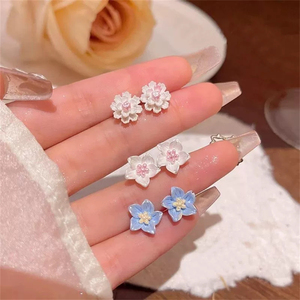 Orecchini a perno da donna con fiore in resina, piccoli, semplici ed eleganti, gioielli in miniatura, idea regalo - Product Image 2