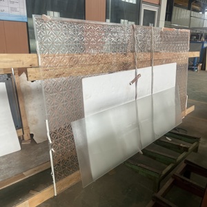 Verre décoratif de sécurité trempé à motif géométrique personnalisé, gaufré et fusionné à chaud, pour la décoration de cloisons intérieures - Product Image 2