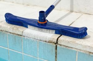 Cepillo para Paredes <span class=keywords><strong>de</strong></span> <span class=keywords><strong>Piscina</strong></span> Extra Grande <span class=keywords><strong>de</strong></span> 20 Pulgadas para Eliminar Algas, Construcción Duradera con Cerdas para Limpieza <span class=keywords><strong>de</strong></span> Piscinas - Product Image 2