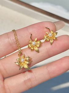 ชุดเครื่องประดับ UM Jewelry เงินแท้ 925 ประดับมุกธรรมชาติ ลายใบไม้เคลือบทอง พร้อมต่างหูและจี้ สำหรับทุกเพศ เหมาะเป็นของขวัญในชีวิตประจำวัน - Product Image 1