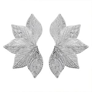 Pendientes de tuerca elegantes chapados en oro con diseño de hoja y flor tridimensional exagerada, estilo individualista y a la moda europeo-americano, ideales para fiestas. - Product Image 5