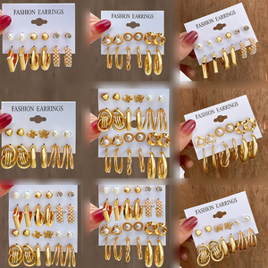 Nuovo <span class=keywords><strong>Set</strong></span> di <span class=keywords><strong>Orecchini</strong></span> a Cerchio Grandi Trendy con Cuore e Perla Color <span class=keywords><strong>Oro</strong></span> per Donna - Product Image 1