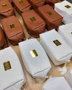 Sac de toilette de voyage haut de gamme en cuir PU avec logo gaufré, pochette zippée en PU, sac de rangement pour voyage et école avec pompons personnalisés - Product Image 4