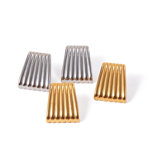 <span class=keywords><strong>Orecchini</strong></span> J&D Chunky Jewelry placcati <span class=keywords><strong>oro</strong></span> 18 carati con texture, <span class=keywords><strong>orecchini</strong></span> a strisce verticali <span class=keywords><strong>rettangolari</strong></span> in acciaio inossidabile. - Product Image 5