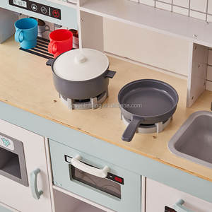 Cuisine de jeu en bois chaleureuse avec machine à glaçons, ustensiles de cuisine, cuisinière qui s'allume et sonore pour enfants - Product Image 5