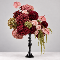 Centre de table floral artificiel fait main, arrangement de roses, dahlias, anthuriums et hortensias, grand chandelier noir, décoration de table de mariage