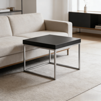 Table basse carrée minimaliste moderne avec structure en acier inoxydable poli et plateau en bois et métal noir, meubles de salon