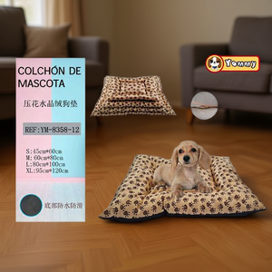 Set di Quattro Tappetini per Cani in Velluto Cristallo Goffrato con Impronte Beige per Letti per Animali - Product Image 3