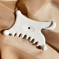 Peigne Gua Sha en céramique blanche personnalisable Faye, forme unique, outil de raclage corporel multi-usage pour le visage et la relaxation musculaire de tout le corps