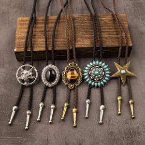 1 set de collar de moda para hombre de aleación con colgante estilo bolo occidental, con lobo, triángulo, ojo de tigre y ónix, y cordón de cuero trenzado - Product Image 3