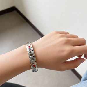 กำไลข้อมือผู้หญิงแบบคลาสสิกสองสี <span class=keywords><strong>ท</strong></span>ำจากโลหะผสมสังกะสีชุบทอง ประดับด้วยอัญมณีสีแดง พร้อมตัวล็อคแบบปรับได้ ให้ประโยชน์ต่อสุขภาพ - Product Image 6