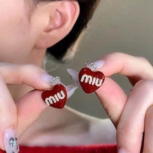 Boucles <span class=keywords><strong>d</strong></span>'oreilles pendantes en forme de cœur avec perles, style français tendance Miu, en alliage <span class=keywords><strong>d</strong></span>'<span class=keywords><strong>argent</strong></span> électroplaqué pour femmes - Product Image 1