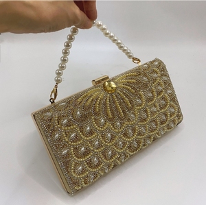 Pochette de soirée élégante en satin noir avec poignée en perles et pompon, sac à main pour mariage et bal de promo - Product Image 6