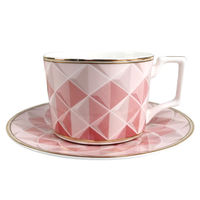 Service d'assiettes de luxe en porcelaine rose avec bord doré et motif géométrique triangulaire pour la décoration de table de mariage