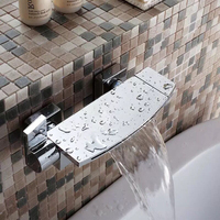 Ensemble de douche moderne STOCCO en chrome avec pommeau pluie, système mural en laiton massif et douchette céramique pour villa et hôtel
