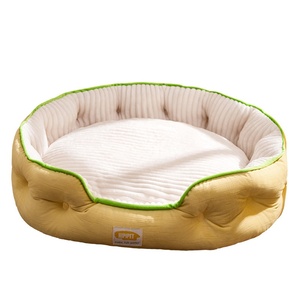 سرير حيوانات أليفة للقطط والكلاب بتصميم عصري على شكل صندوق كرتوني، مع مسند ظهر مربع وعميق للنوم، مزين بخطوط نيزكية، مناسب لفصلي الخريف والشتاء. - Product Image 1