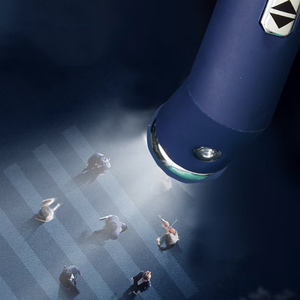 Parapluie personnel en gros avec lampe torche LED, parapluie automatique à 3 plis, parapluie moderne avec logo personnalisé pour les voyages nocturnes - Product Image 3