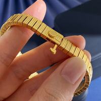 Gelang Kuku Cinta Berbentuk Perahu Entropi Berlapis Vakum Emas 18K Tungsten yang Indah dengan Desain Elastis Bergaris Benang untuk Perjalanan Tanpa Akhir.
