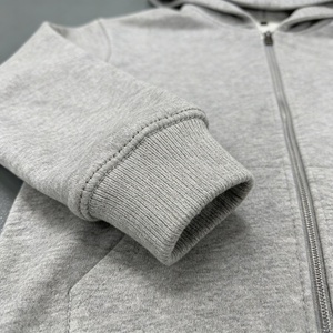 <span class=keywords><strong>Felpa</strong></span> <span class=keywords><strong>con</strong></span> cappuccio <span class=keywords><strong>con</strong></span> etichetta personalizzata <span class=keywords><strong>grigia</strong></span> <span class=keywords><strong>con</strong></span> stampa digitale ispirata al Regno Unito <span class=keywords><strong>con</strong></span> grafica stampata metodo di stampa antirughe - Product Image 3