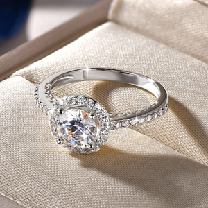 Anello di Fidanzamento Moissanite 1ct 6.5mm, Stile Cluster Iced Out, Romantico e Brillante, Regalo per la Festa della Mamma - Product Image 3