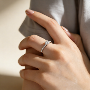 Anillo de Compromiso Clásico Redondo con Solitario, Plata de Ley 925, Anillo con Pavé de Circonitas, Anillo de Promesa Delicado para Mujer - Product Image 2