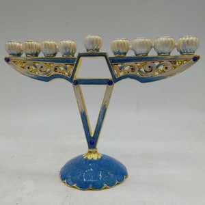 Ménorah en métal orné - Finition émail et alliage - Cadeaux Judaïca personnalisés - Chandeliers de Shabbat en gros pour la fête du Shabbat - Product Image 1