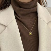 Collar de Moda al por Mayor con Colgante Cuadrado de Acero Inoxidable Chapado en Oro PVD Antideslustre y Carcasa de Metal Acrílico Negro para Mujer