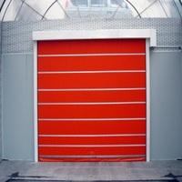 Porte industrielle en aluminium à enroulement, design extérieur antivol et résistant au vent pour garage et entrepôt