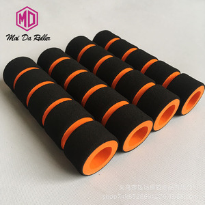 Tube en mousse NBR Mai Da Roller, épaisseur de paroi 5 mm, jaune bleu à pois, pour rails et protections de rails - Product Image 2