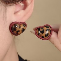 Boucles d'oreilles de luxe haut de gamme en alliage et résine motif léopard en forme de cœur, design rétro minimaliste et polyvalent, style saisonnier, à clous et créoles