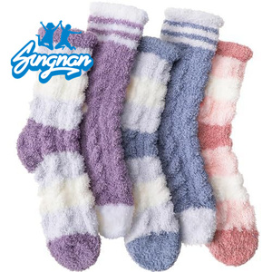 Calcetines de Mujer por Encima de la Rodilla, Gruesos y Afelpados, Cómodos, Suaves y Cálidos para Invierno, Antideslizantes, Regalo para Amigas - Product Image 2