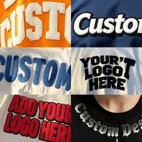 T-shirt en coton épais à col rond imprimé numériquement, avec logo brodé en chenille 3D, à manches courtes pour homme