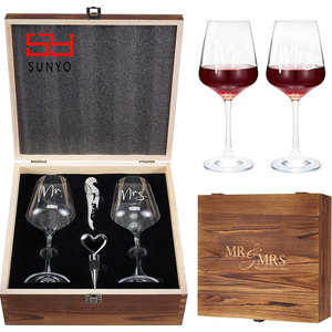 SUNYO Ensemble de 2 verres à vin Mr & <span class=keywords><strong>Mrs</strong></span> personnalisés Cadeaux de mariage Ouvre-vin Bouchon de verre à vin avec boîte en bois gravée - Product Image 2