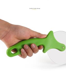 Bandeja <span class=keywords><strong>De</strong></span> Corte <span class=keywords><strong>Pizza</strong></span> Cortadora Corcho Hecho En Usa Cutter Cortador Lujo Rockera Italiana Forjado Tela Grabado Cuchillo Curvado - Product Image 4