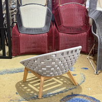 Chaise d'extérieur en bois avec dossier tressé pour jardin et terrasse
