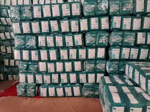 Vente en gros de couches pour adultes de qualité B <span class=keywords><strong>Lot</strong></span> de couches de deuxième année prêt à l'emploi pour adultes de deuxième année Taille mixte M,L XL - Product Image 3