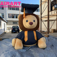 Décoration de cérémonie de remise des diplômes Lion en peluche gonflable marron portant des toques de baccalauréat