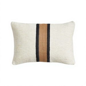 Funda de Almohada de Lujo con Rayas Boho para Sala de Estar, Decoración del Hogar, Personalizable con Borlas, Almohada Boho de Diseño de INDIAN TEXTILES H/L - Product Image 1