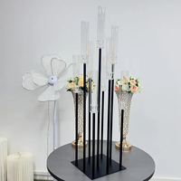 Candélabre en fer noir à 9 bras avec abat-jour en verre hurricane pour la décoration de table d'allée de mariage, d'hôtel ou de restaurant
