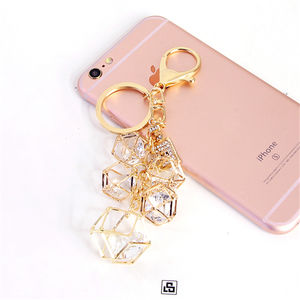 Porte-clés en cristal géométrique avec strass pour femmes, bouteille de parfum couleur or, porte-clés de voiture en métal, bijoux tendance, cadeau - Product Image 3