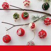 Adornos Navideños de Bolas de Fieltro Rojo y Verde, Juego de 4 Piezas en Caja de Regalo, Adornos Colgantes de Tela Hechos a Mano para Decoración de Árboles de Navidad