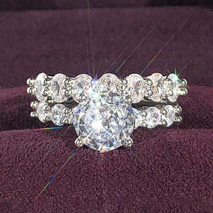 T0242 Anello di Fidanzamento Classico da Donna con Diamante Sintetico Taglio Brillante Rotondo e Pietre Laterali - Product Image 2