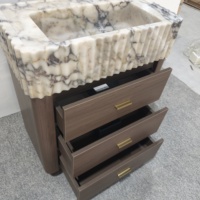 Lavabo flottant cannelé en marbre Calacatta Viola sur mesure, fait main, en pierre naturelle, avec meuble sous-vasque en bois et tiroirs pour villa