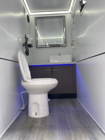 Remorque de toilettes conteneurisées portables de luxe à 3 postes, au design postmoderne, pour les chantiers de construction extérieurs, les maisons ou les bureaux