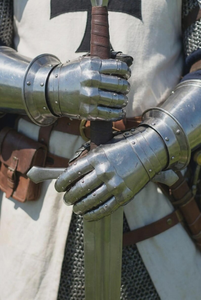 Traje de Armadura Completa de Caballero Teutónico de Acero Calibre 18 con Malla de Cadena y Casco, Disfraz Histórico Medieval de Cruzado para Recreación Histórica - Product Image 6